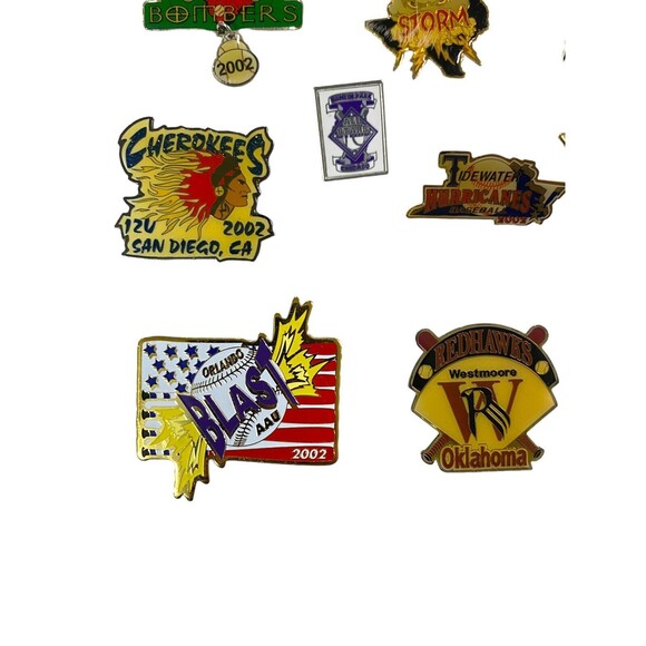 MIXED Vintage LOT 21 Pcs Various Enamel Pins Keychain Collection Sports - Picture 4 of 9